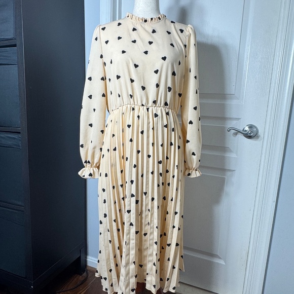 Long Sleeve Cream Dress with Black Hearts - L - Picture 2 of 3